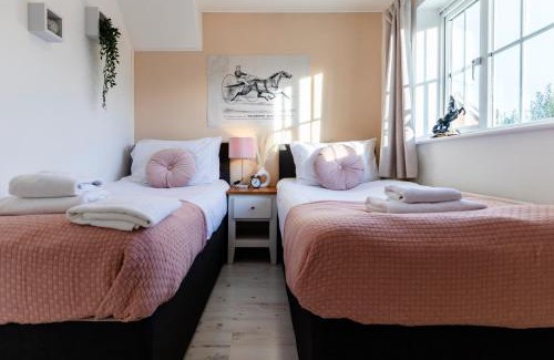 Chichester House | Chichester retreat house with free parking