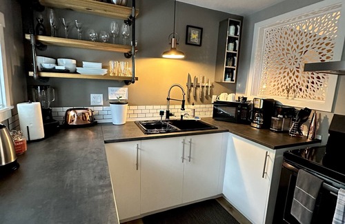 Erlands Point-Kitsap Lake Apartment | Chico Bay Inn Garden Suite: Hot Tub Kayaks Private Beach Lux King Bed