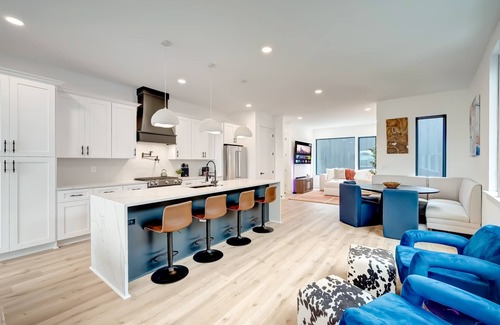 Hurwood Heights House | Chiefs vs Titans rooftop hot tubs, game rooms, sauna near Broadway