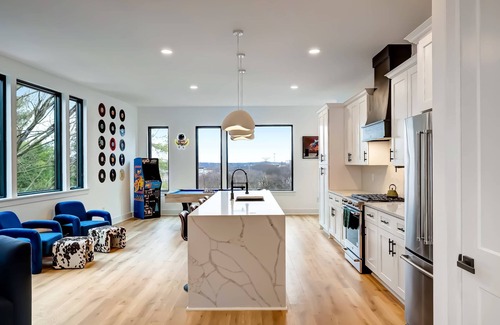 Hurwood Heights House | Chiefs vs Titans rooftop hot tubs, game rooms, sauna near Broadway