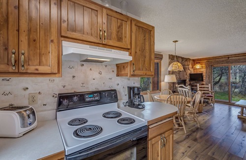 Clark Cabin | Chipmunk - Cozy pet friendly cabin