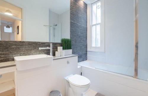 Turnham Green Apartment | Chiswick 3Bed - Garden-BBQ-Smart TV - Kew Gardens