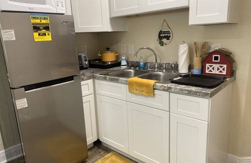 Maitland Apartment | Chris & Tish Cozy Apartments -1 bedroom with queen size bed.