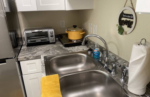 Maitland Apartment | Chris & Tish Cozy Apartments -1 bedroom with queen size bed.