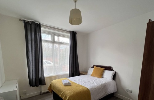 Wellingborough House | Church View 4 Bedroom, 4/5 Person Contractor House