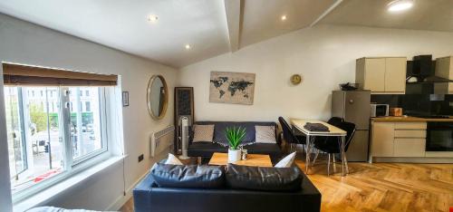 Hope Street Apartment | Church Views Steps To Bold St City Centre