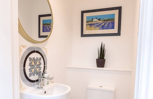 Exeter House | Chute House City centre 4 bed house, 2.5 bathrooms, private garden, sleeps8