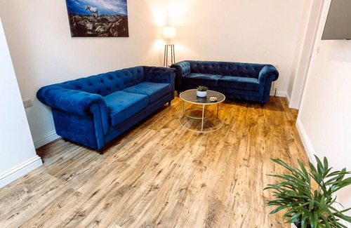 Exeter House | Chute House City centre 4 bed house, 2.5 bathrooms, private garden, sleeps8