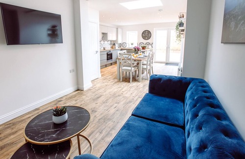 Exeter House | Chute House City centre 4 bed house, 2.5 bathrooms, private garden, sleeps8