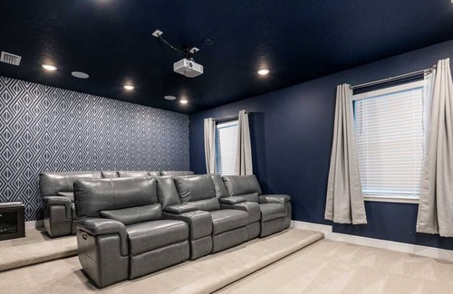 Celebration Villa | Cinema/Games Room/Free shuttle to Disney/ themed rooms/Private Pool and Spa