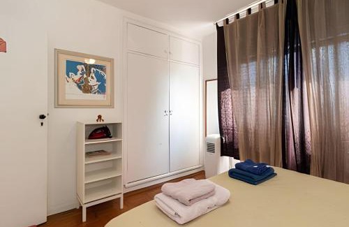 Pinheiros Apartment | CineSala · SP: beautiful, well located, with air conditioner