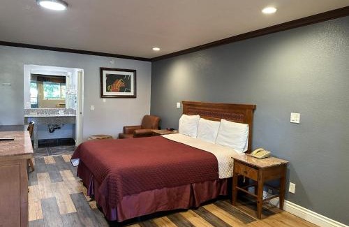 Corona Hotel | Circle City Inn