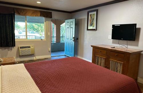 Corona Hotel | Circle City Inn