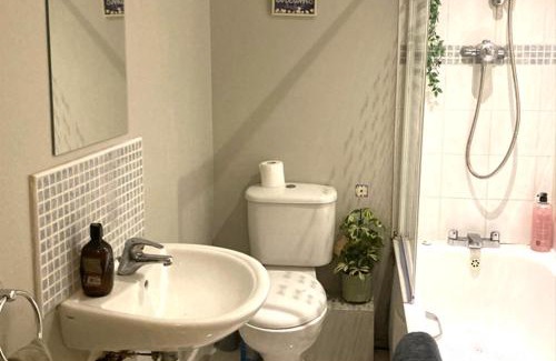 Belfast Apartment | City Apartment - Sleeps 4 & Free Parking