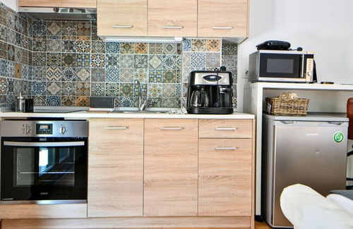 Ilisia Condo | City Center Flat with Terrace (Capparis)