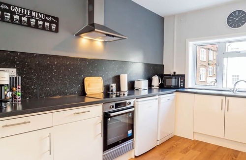 Southampton City Centre Apartment | City Centre 3-Bed Apartment – Sleeps up to 8 guests, with parking included. Walking distance to the Mayflower Theatre, shops, and transport. Ideal for families, groups, or business stays.
