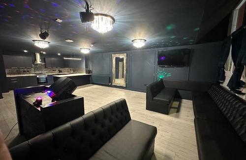 Liverpool City Centre Apartment | City CTR DJ party apartment - ibiza suite