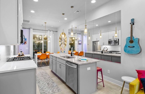 Hadley - Washington Condo | City Dreams|Broadway|Designer|Bachelorette|Couples|Friends|Girl Trips