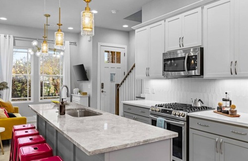 Hadley - Washington Condo | City Dreams|Broadway|Designer|Bachelorette|Couples|Friends|Girl Trips