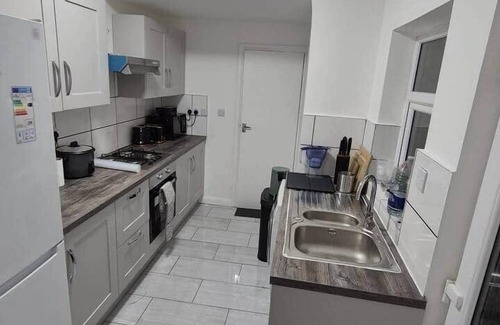 Sneinton House | City Escape: Stylish 4-bedroom house in Nottingham