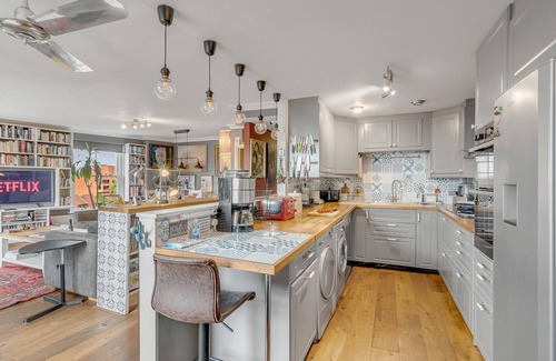 Norwich Apartment | City Heights View with Rooftop Garden & Views