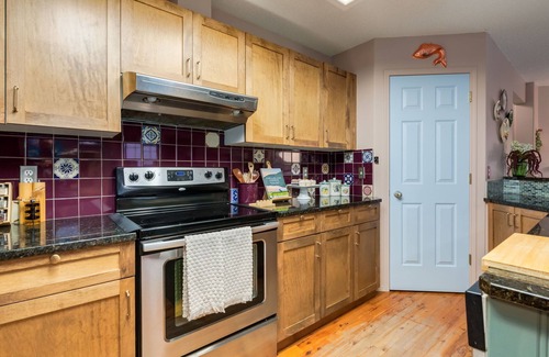 Sunnyside Apartment | City Nest Steps to Kensington, Bow River DT