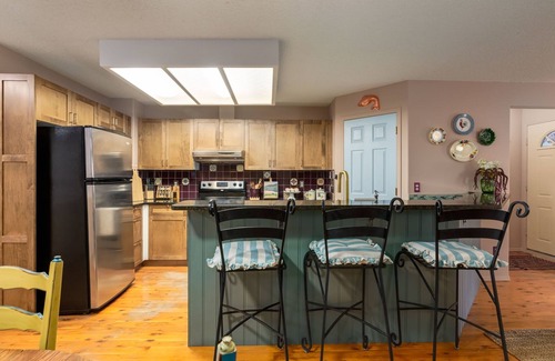 Sunnyside Apartment | City Nest Steps to Kensington, Bow River DT