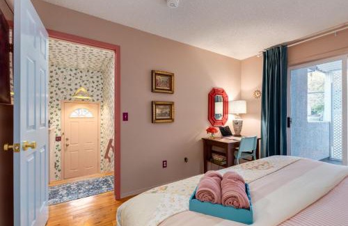 Sunnyside Apartment | City Nest Steps to Kensington Bow River DT