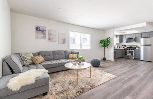 Alhambra Condo | City Retreat: King Bed+ Mins to DT