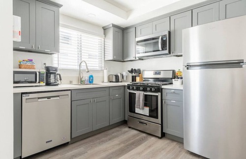 Alhambra Condo | City Retreat: King Bed+ Mins to DT