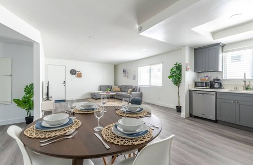 Alhambra Condo | City Retreat: King Bed+ Mins to DT