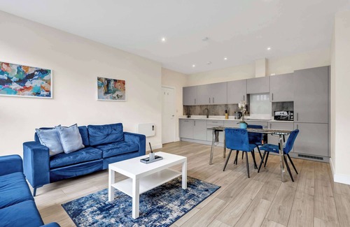 Cheam Apartment | City Service Lets | New London 2Bed With Parking | Long Stays Welcome