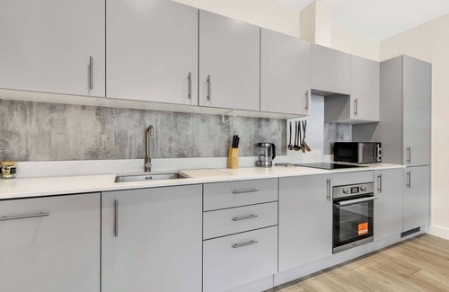 Cheam Apartment | City Service Lets | New London 2Bed With Parking | Long Stays Welcome