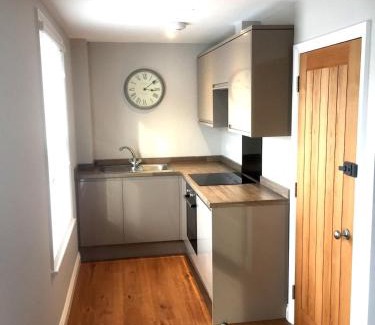 Mill Road Apartment | City Studio - Best Location For Exploring Cambridge - Walk to Station and City Centre