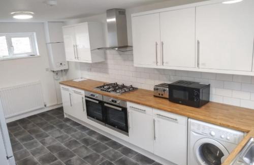 Corby House | City Vacations Ensuite Rooms & tv