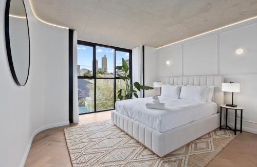 Woolloomooloo Apartment | City-View Retreat with Tranquil Rooftop Spa