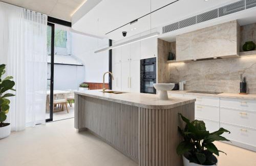 Woolloomooloo Apartment | City-View Retreat with Tranquil Rooftop Spa