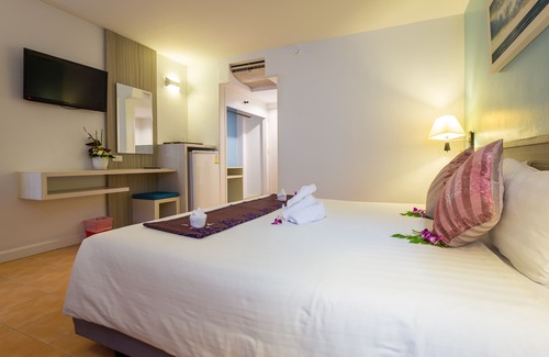 Karon Hotel | City View superior room #12, 3 mins to Karon beach