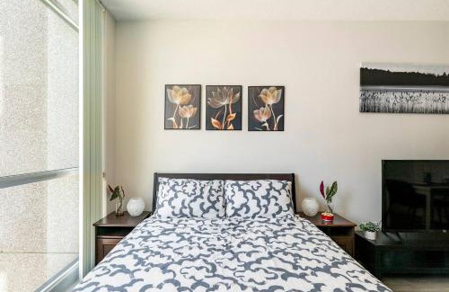 Fort York Apartment | City View Towers - Steps to CN Tower - Pool & Hot tub - Free Parking