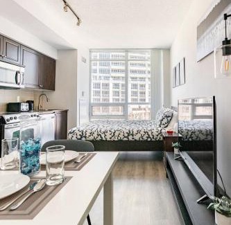 Fort York Apartment | City View Towers - Steps to CN Tower - Pool & Hot tub - Free Parking