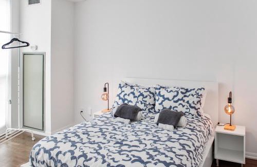 Fort York Apartment | City View Towers - Steps to CN Tower - Pool & Hot tub - Free Parking