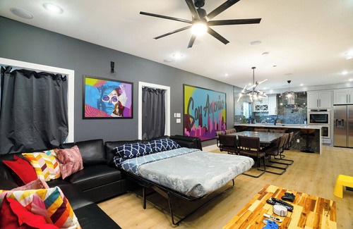 Downtown San Antonio House | City Views Rooftop Karaoke, Pool, Hot Tub, Games