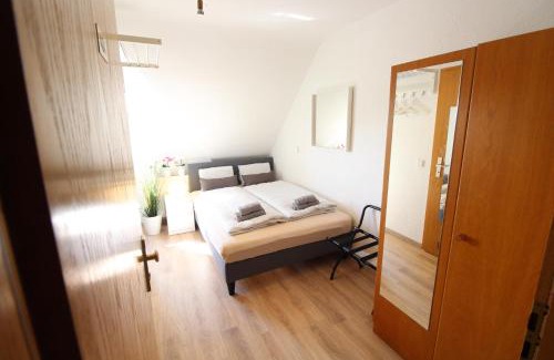 Ulm Hotel | CityStayOne - Kleines Standardzimmer im Zentrum für eine einfache Übernachtung No kitchen no hotel services no reception no breakfast buffet - Of course Late check-in via self check-in high-speed WiFi smart TV good mattresses a quick and easy check-out