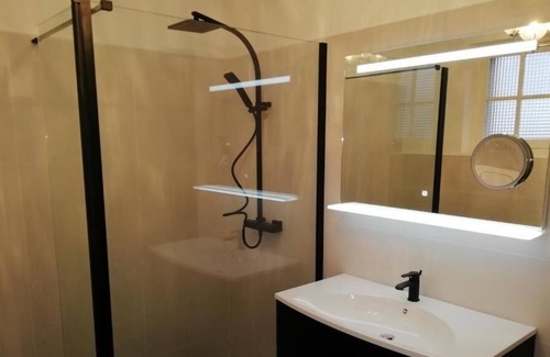 Saint-Michel-Tubœuf Bed & Breakfast | Claire room, king-size bed or twin beds, fast Wi-Fi, private bathroom with WC