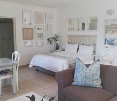 Salt Rock Apartment | Claire's Deluxe Studio Apartment - SOLAR