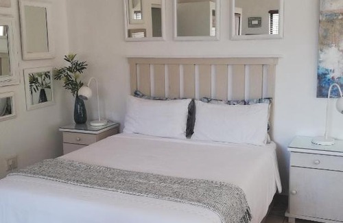 Salt Rock Apartment | Claire's Deluxe Studio Apartment - SOLAR