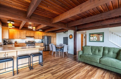 McKinleyville House | Clam Beach Cottage - New, spectacular ocean view stay!