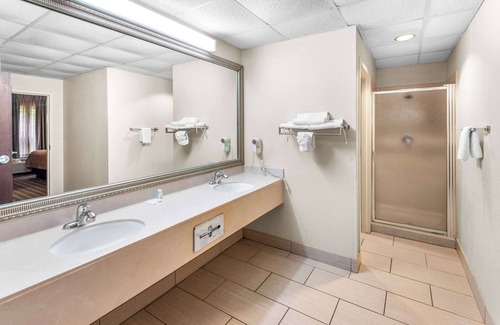 Pike Hotel | Clarion Inn & Suites Indianapolis Northwest