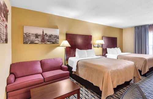 Pike Hotel | Clarion Inn & Suites Indianapolis Northwest