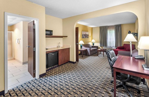 Pike Hotel | Clarion Inn & Suites Indianapolis Northwest